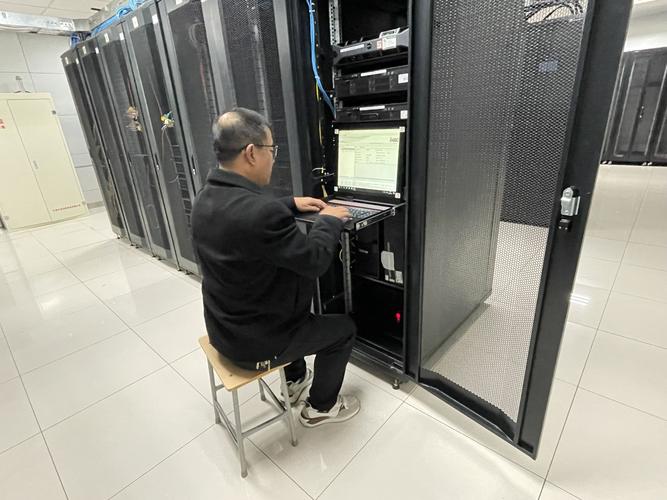 现代教育技术中心老师对网络设备进行全面检查维护